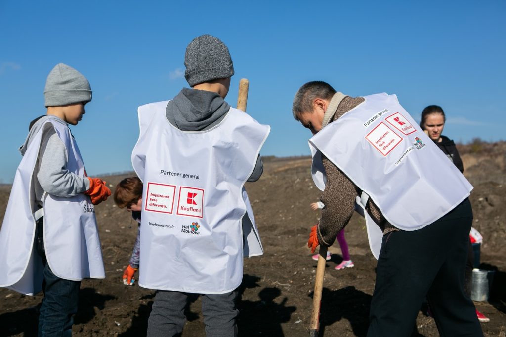 Кампания Sădim Oxigen: на месте стихийной свалки в Крузешть посадили более 2000 саженцев