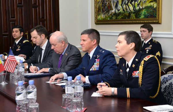 Șeful Comandamentului Operaţiuni speciale din Europa al SUA s-a întâlnit, la Chișinău, cu ministrul Apărării