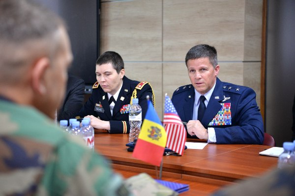 Șeful Comandamentului Operaţiuni speciale din Europa al SUA s-a întâlnit, la Chișinău, cu ministrul Apărării