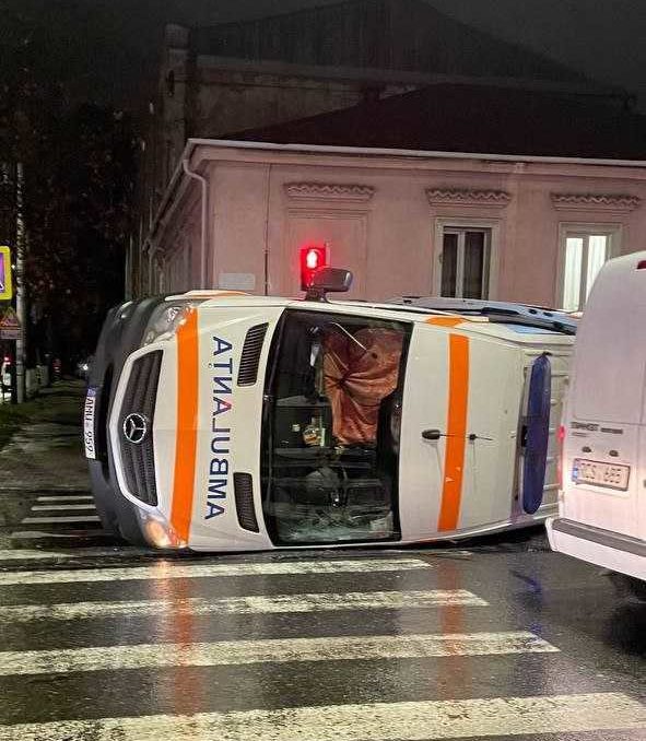 (FOTO) O ambulanță s-a răsturnat în Chișinău. Ce s-a întâmplat?