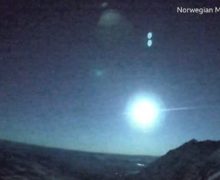 (ВИДЕО) Необычно яркий метеор заметили в небе над Норвегией