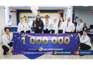 Moldindconbank l-a surprins printr-un show-surpriză și premii pe deținătorul cardului cu numărul 1 000 000