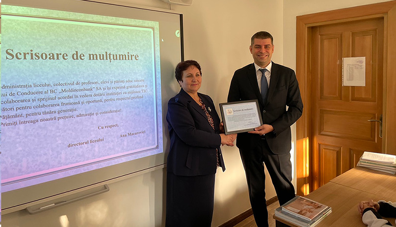 Moldindconbank a oferit o tablă interactivă Liceului „Minerva” din Chișinău