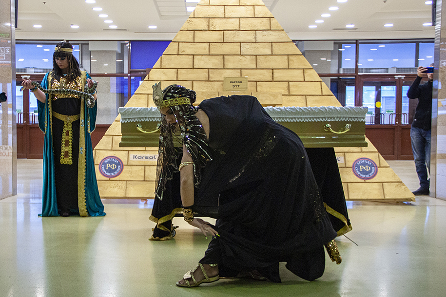 FOTO La Moscova are loc o expoziție a serviciilor funerare: cum să fie îmbrăcat mortul și ce sicrie sunt la modă 