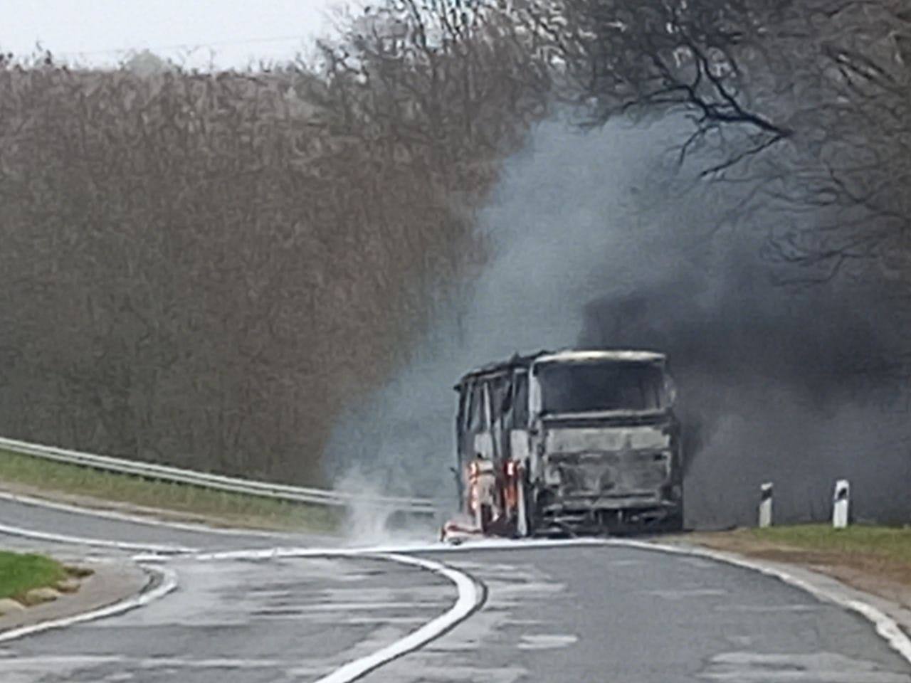 FOTO Un autocar cu 49 de pasageri a luat foc la Strășeni. Poliția: Unitatea se deplasa spre Chișinău la întrunire