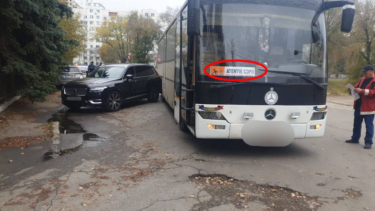 FOTO Un autocar cu 49 de pasageri a luat foc la Strășeni. Poliția: Unitatea se deplasa spre Chișinău la întrunire