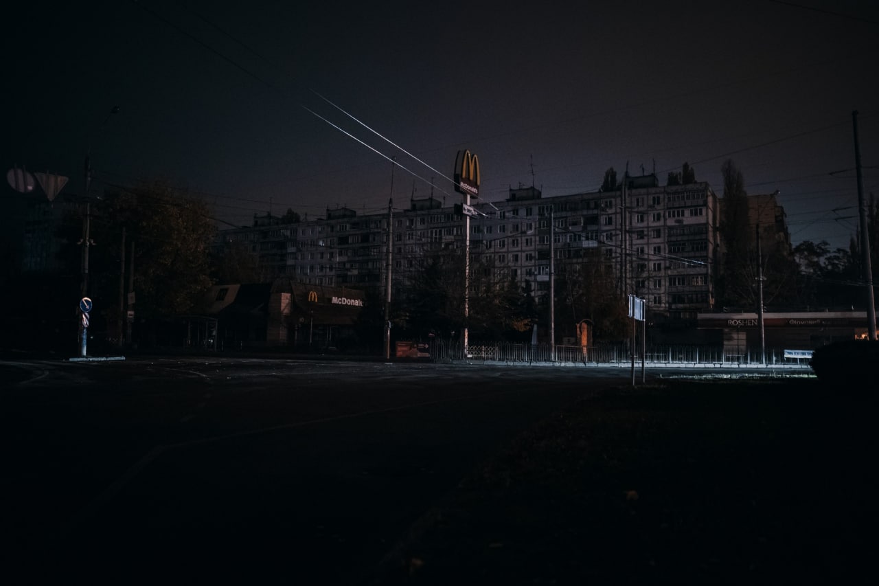 «Свет появится, а война когда-то закончится». Жительницы Одессы о жизни без электричества. Истории NM
