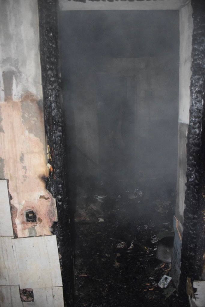 FOTO Casa unui bărbat din Ialoveni a luat foc: proprietarul, găsit carbonizat