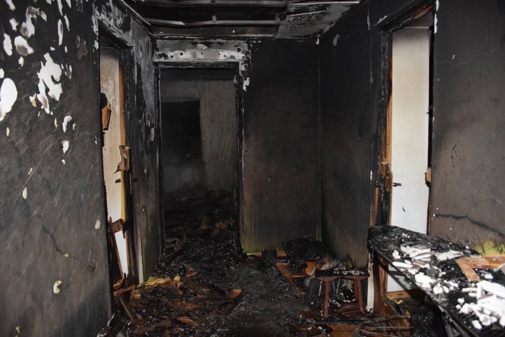 FOTO Casa unui bărbat din Ialoveni a luat foc: proprietarul, găsit carbonizat