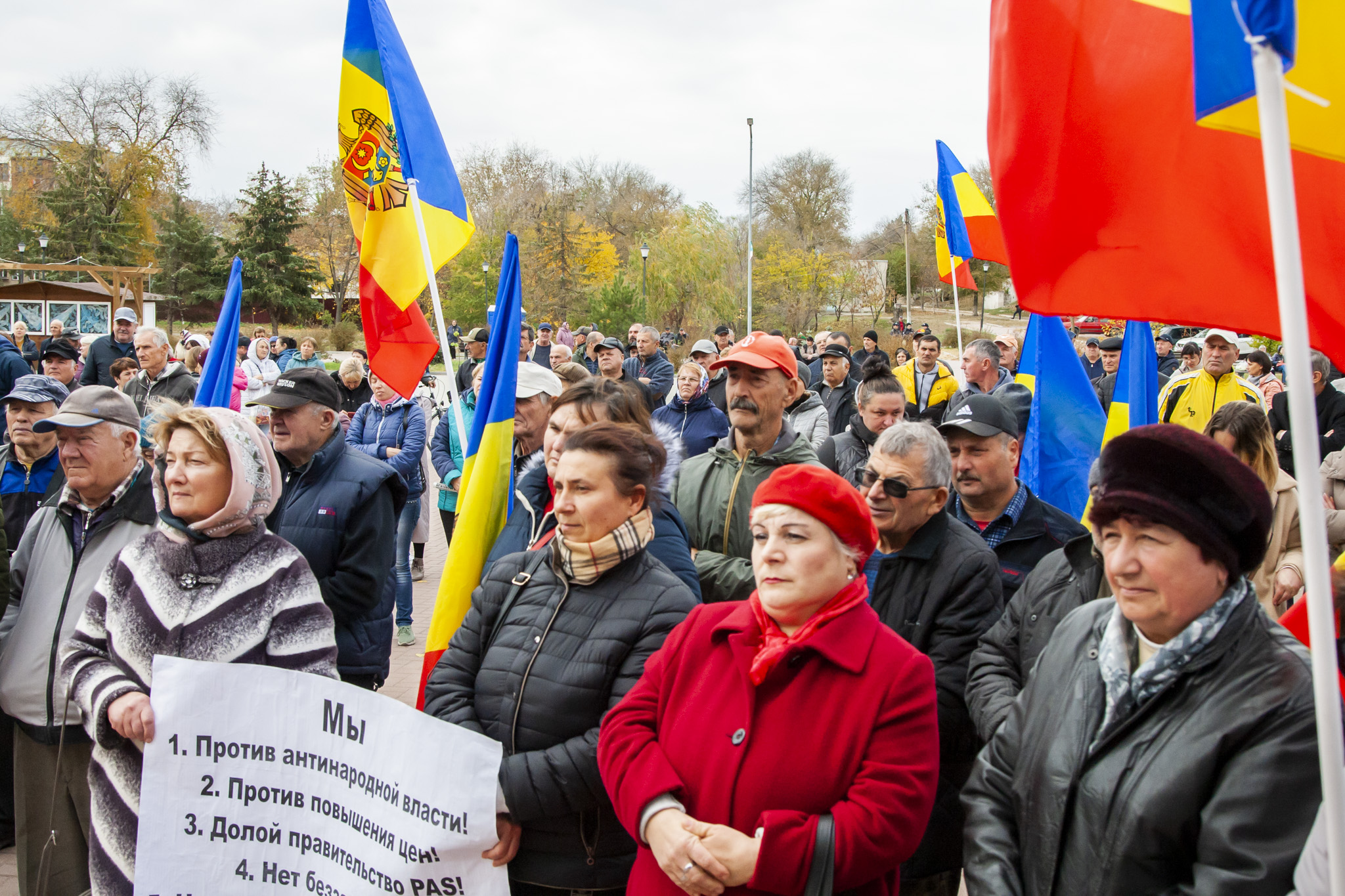 (ФОТО) «Нет бедности, диктатуре и разрухе». Социалисты провели протесты в разных районах Молдовы