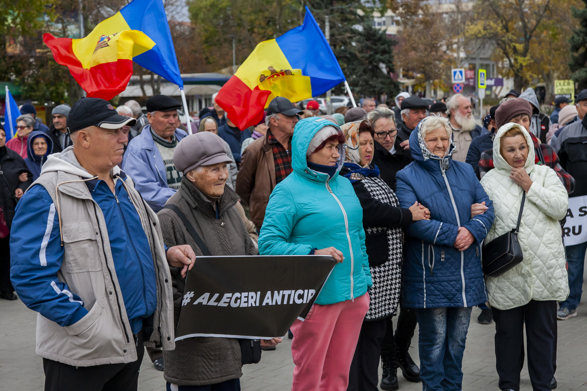(ФОТО) «Нет бедности, диктатуре и разрухе». Социалисты провели протесты в разных районах Молдовы