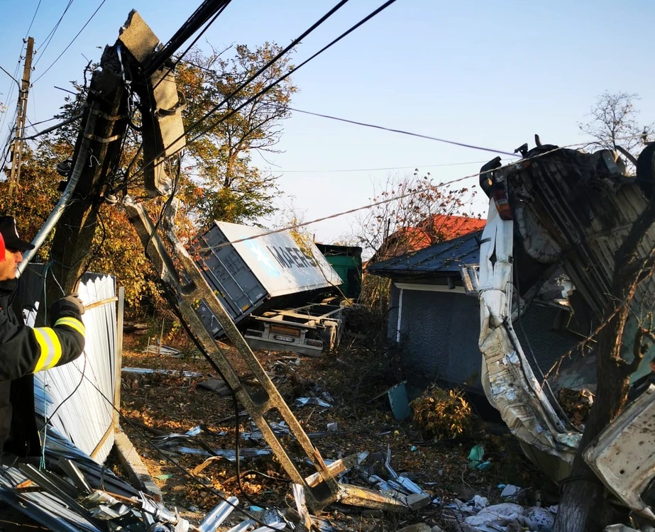 (ФОТО, ВИДЕО) В румынском селе фура врезалась в жилой дом