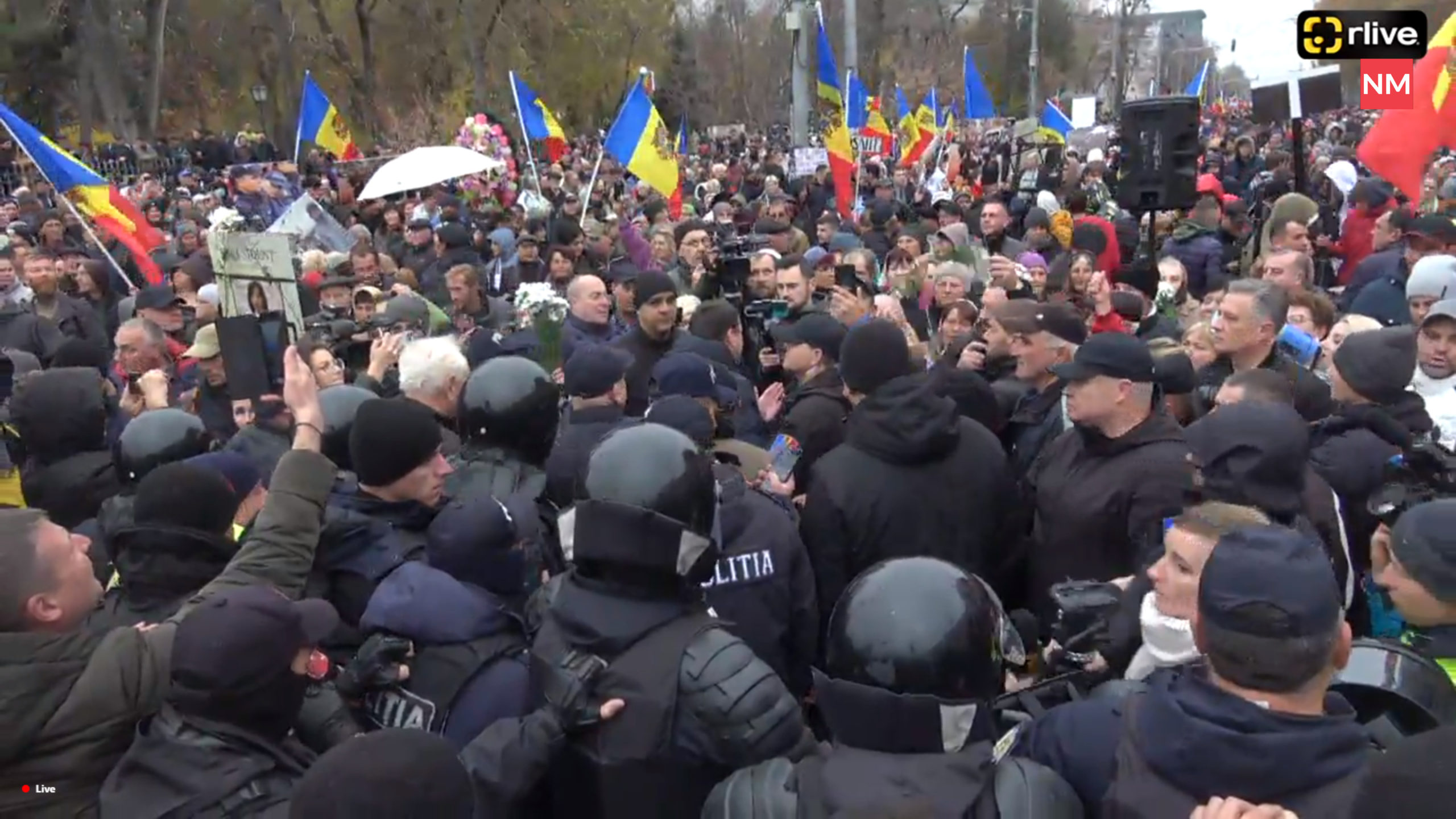 VIDEO Protestatarii au încercat să rupă cordonul format din polițiști. Intenționau să ajungă în PMAN