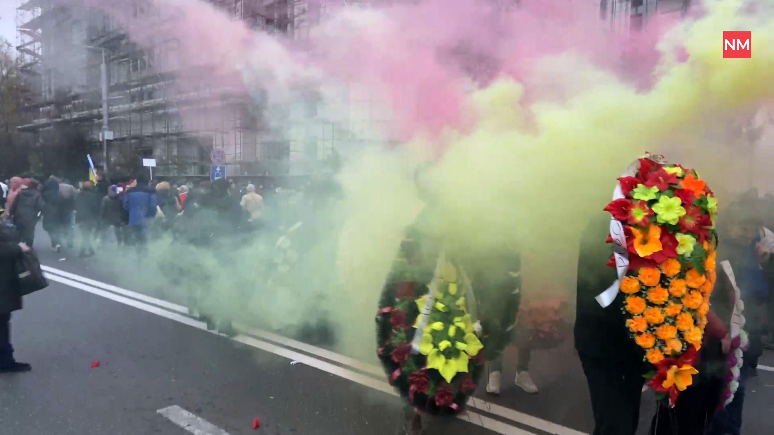 FOTO/VIDEO În centrul Chișinăului, protestatarii au aprins fumigene colorate. Poliția a intervenit