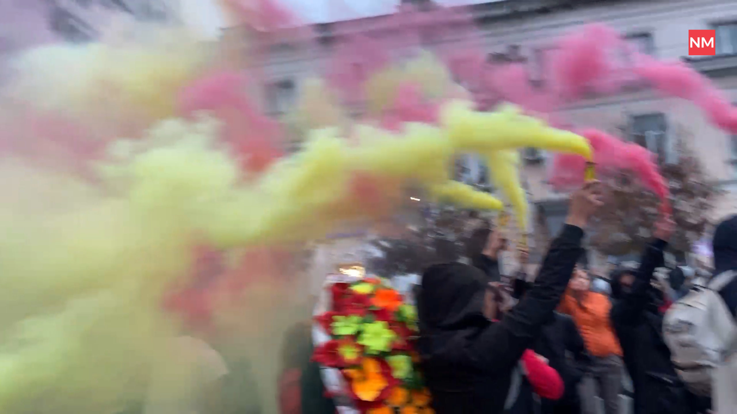 FOTO/VIDEO În centrul Chișinăului, protestatarii au aprins fumigene colorate. Poliția a intervenit