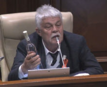 (ВИДЕО) Депутат от PAS Василий Шоймару предложил Воронину бутылку водки. Что он попросил взамен?