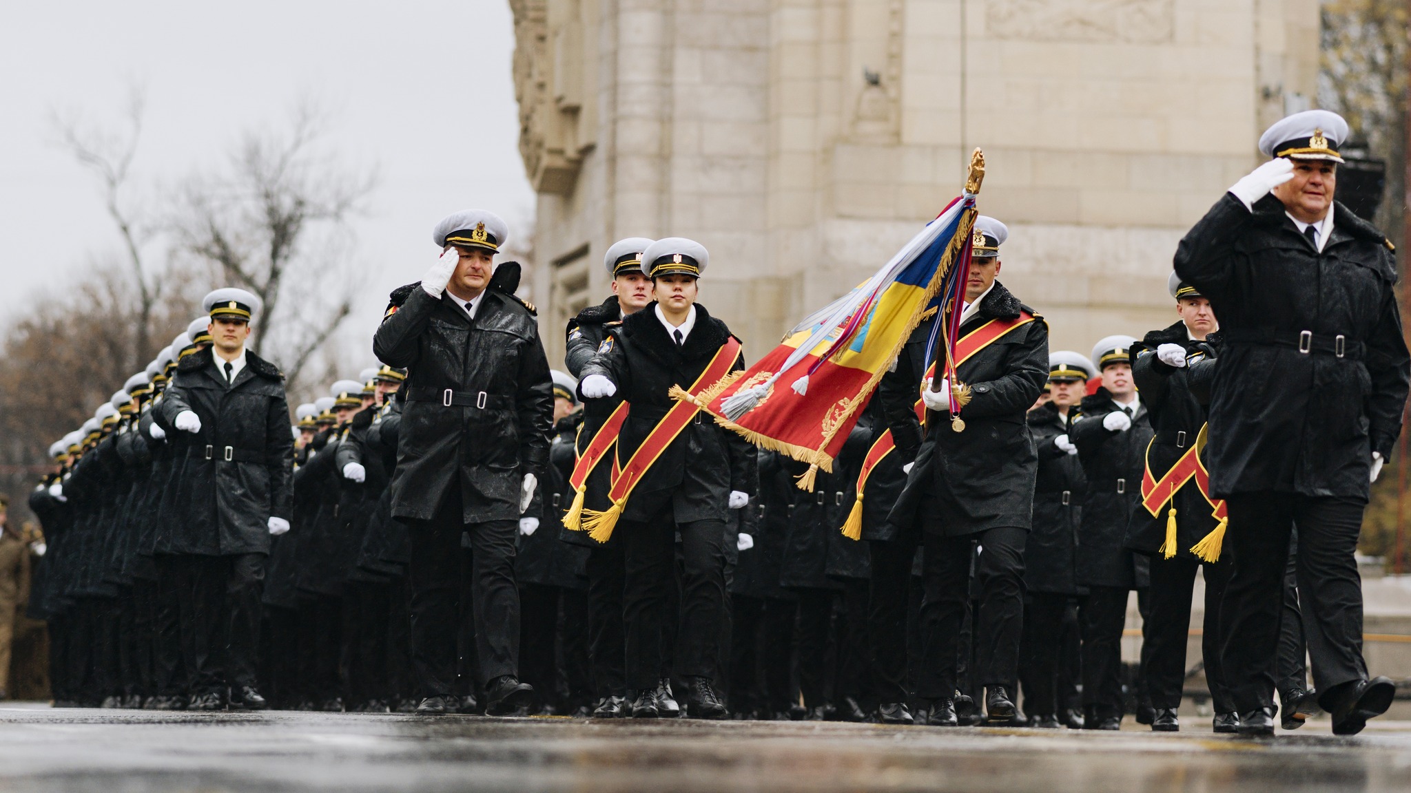 (ФОТО) Молдавские военные приняли участие в параде в Бухаресте по случаю Дня национального единения Румынии