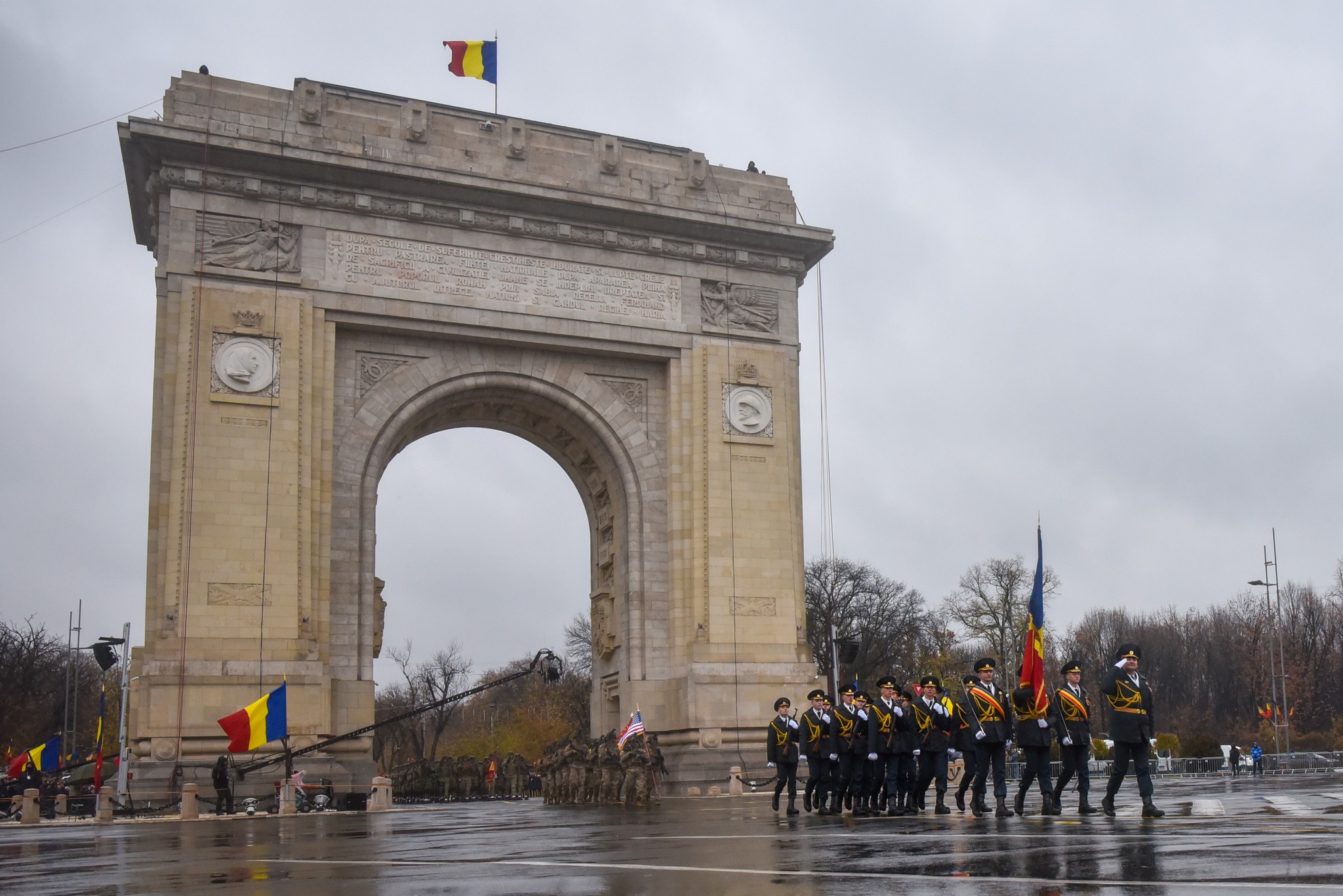 (ФОТО) Молдавские военные приняли участие в параде в Бухаресте по случаю Дня национального единения Румынии