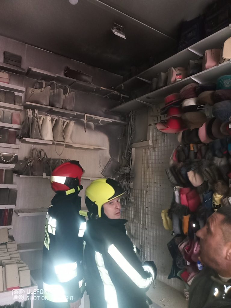 (VIDEO) Incendiu la Piața Centrală din Chișinău: Trei echipaje de pompieri au intervenit