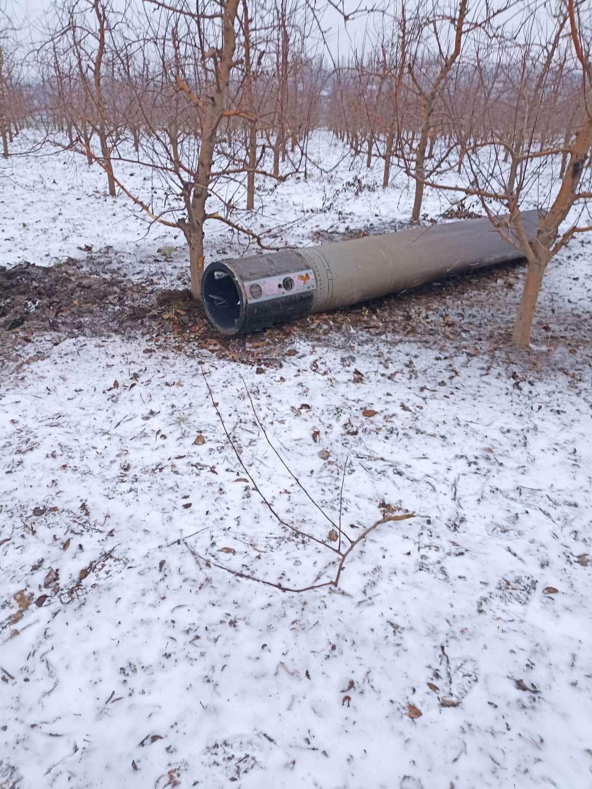 (FOTO) O rachetă, găsită în apropierea orașului Briceni. MAI: zona a fost izolată