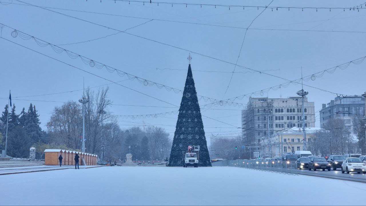 FOTO Chișinăul îmbracă straie de sărbătoare. Când veți putea vizita târgul și pomul de Crăciun?