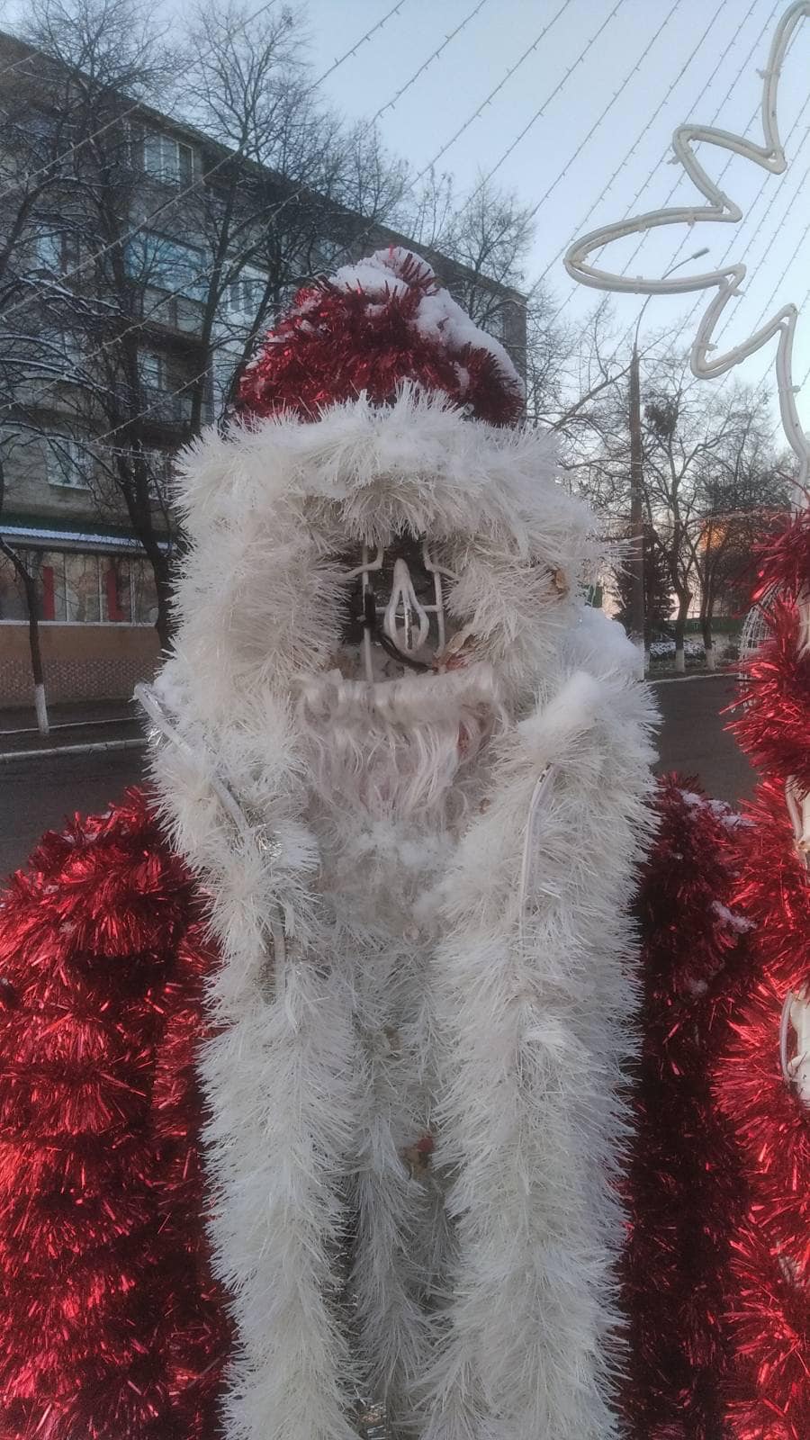 FOTO Nici nu au început sărbătorile de iarnă, că la Florești au și fost vandalizate decorațiunile