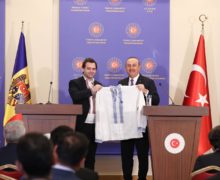 (ФОТО) Попеску подарил своему турецкому коллеге рубашку с традиционной молдавской вышивкой