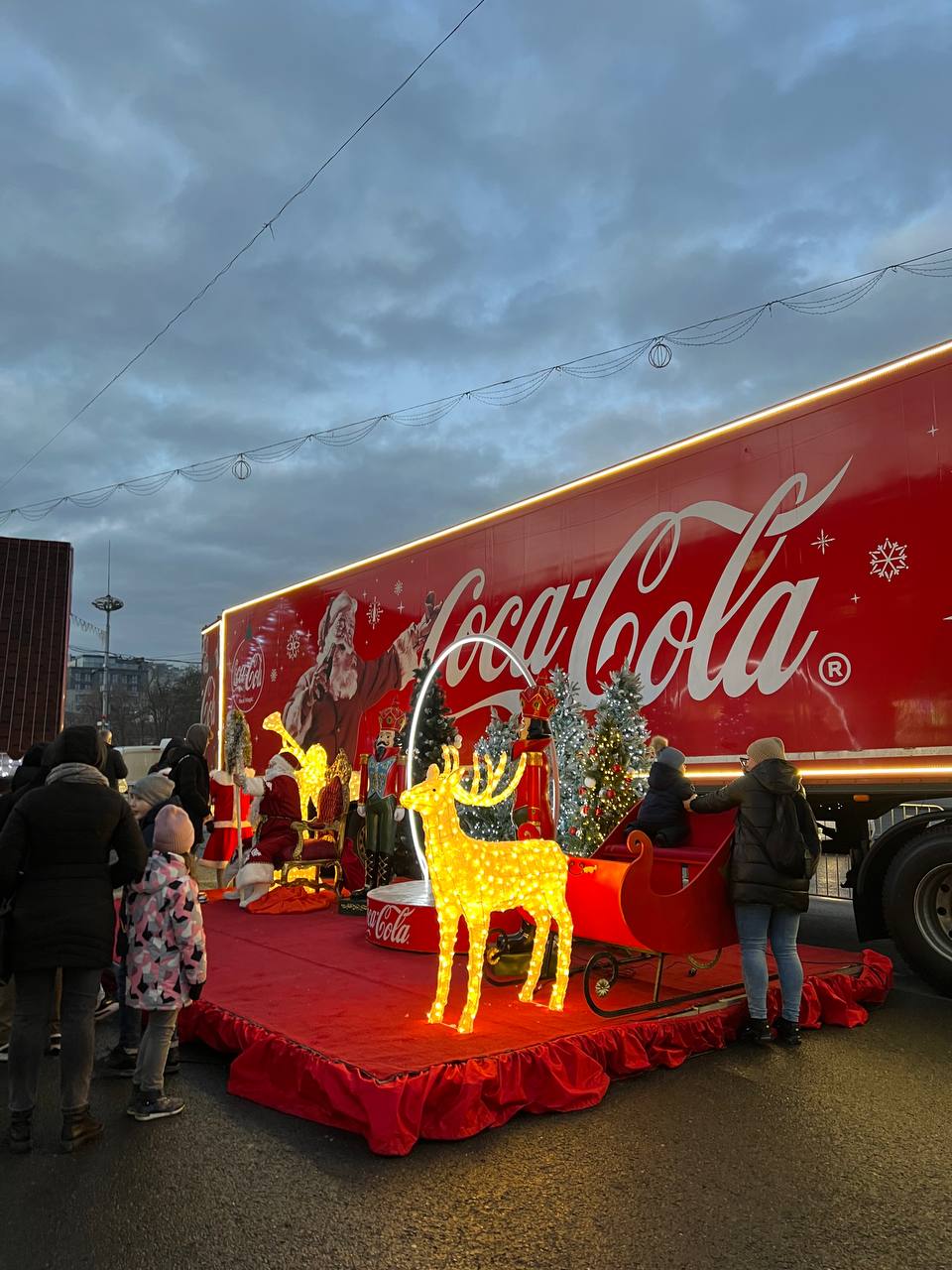 FOTO Renumitul camion Coca-Cola al lui Moș Crăciun a ajuns la Chișinău: unde staționează 