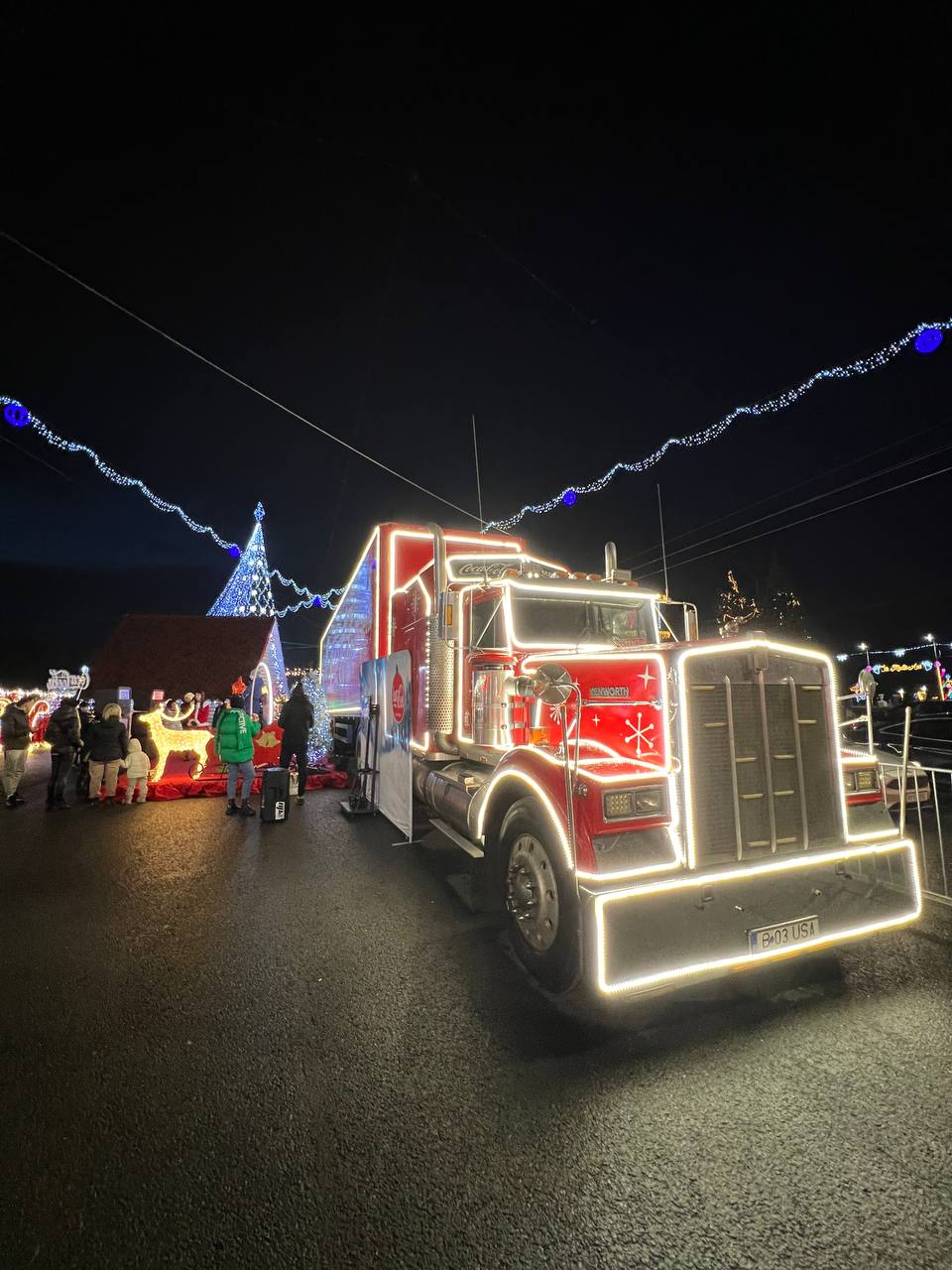 FOTO Renumitul camion Coca-Cola al lui Moș Crăciun a ajuns la Chișinău: unde staționează 