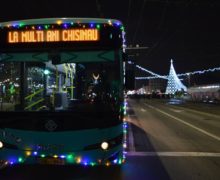 (ФОТО) В Кишиневе 10 троллейбусов и четыре автобуса украсили новогодними гирляндами