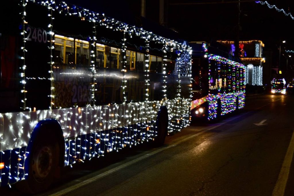 (ФОТО) В Кишиневе 10 троллейбусов и четыре автобуса украсили новогодними гирляндами