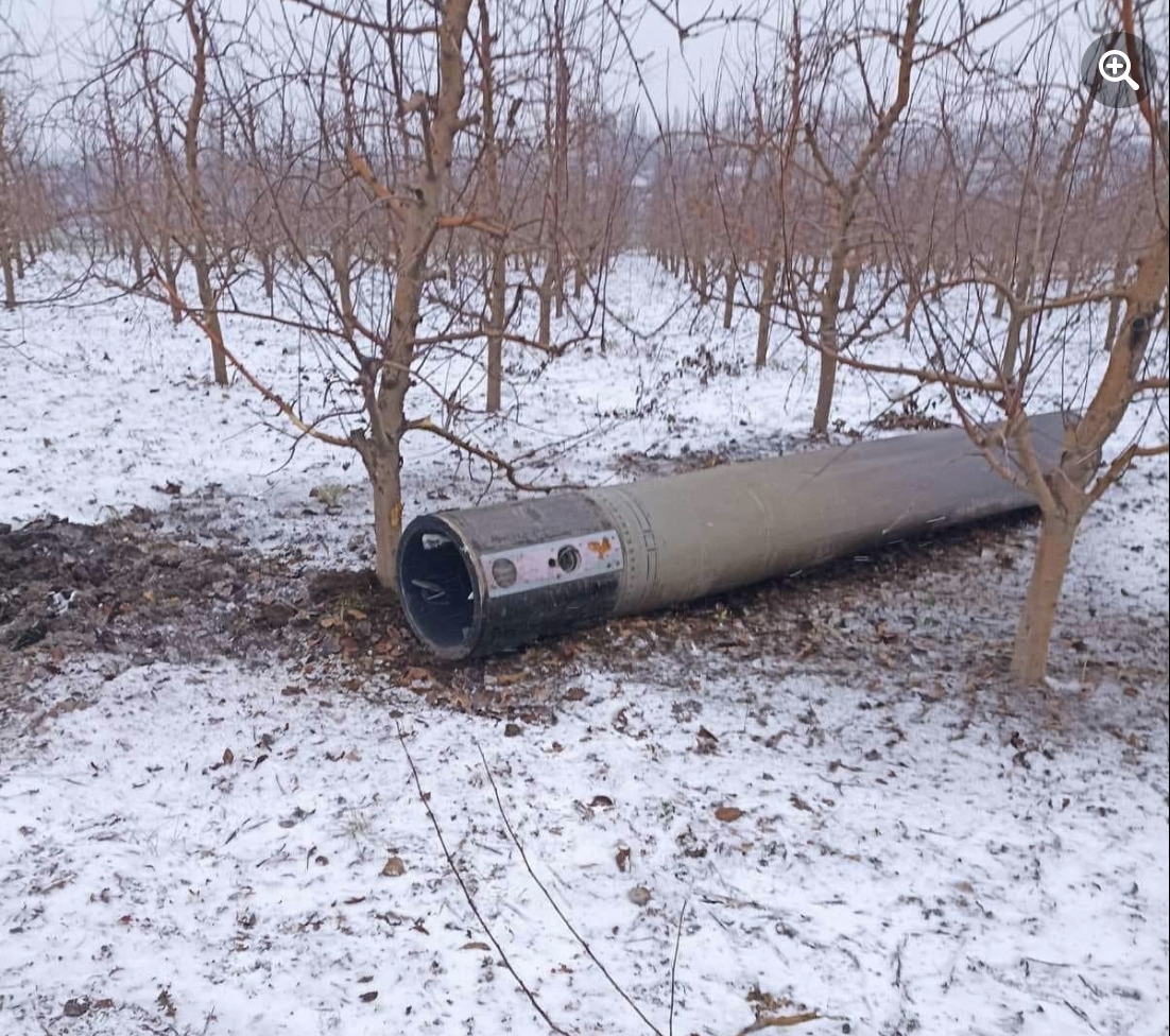 (FOTO) O rachetă, găsită în apropierea orașului Briceni. MAI: zona a fost izolată