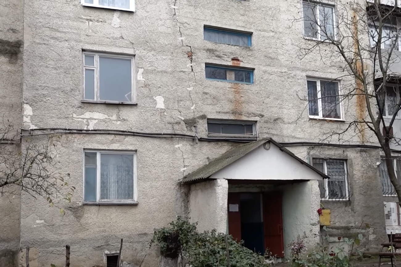 FOTO Un bloc cu cinci etaje din Șoldănești riscă să se prăbușească. Unii locatari au plecat la chirie sau la rude 