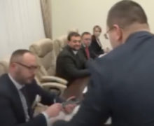 (ВИДЕО) На заседании ВСП активист Григорчук бросил в министра Литвиненко пачку денег: «Это вам от Плахотнюка»