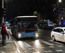 (ВИДЕО) В Кишиневе пассажиру автобуса продали поддельный проездной билет. В Городском автобусном парке рассказали, что грозит кондуктору