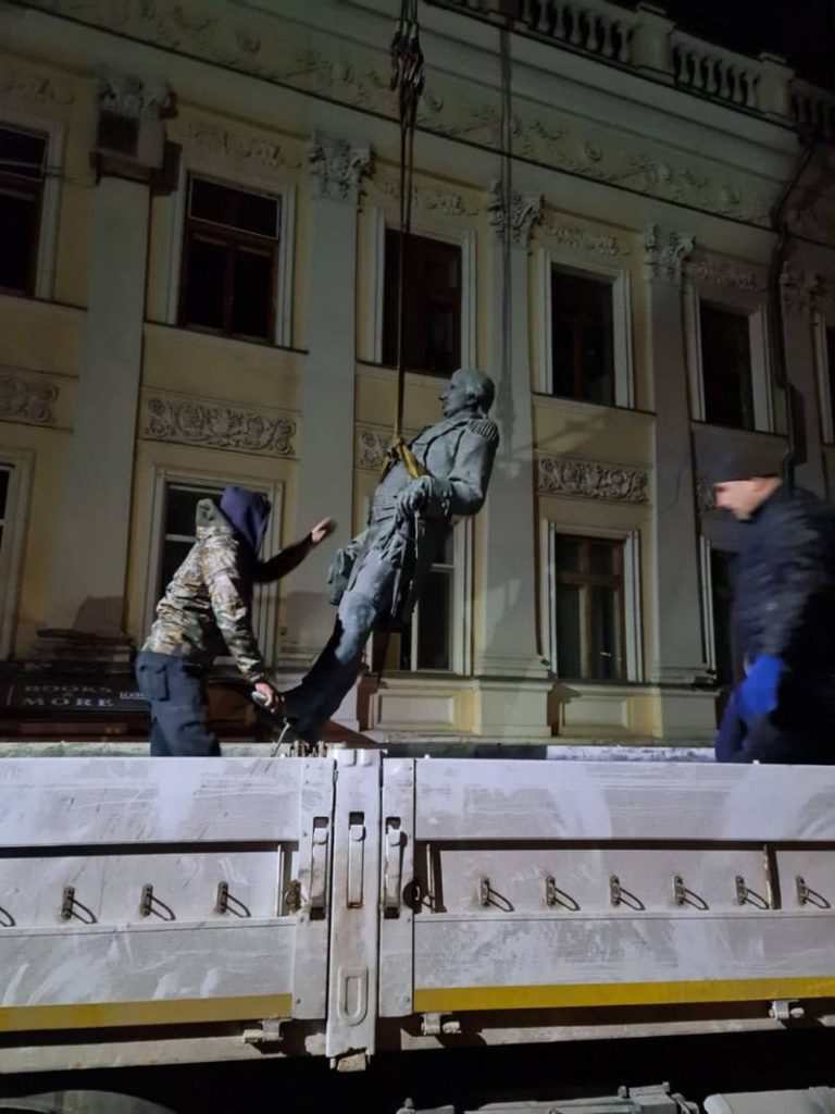 (ФОТО) В Одессе демонтировали памятники Екатерине II и Суворову