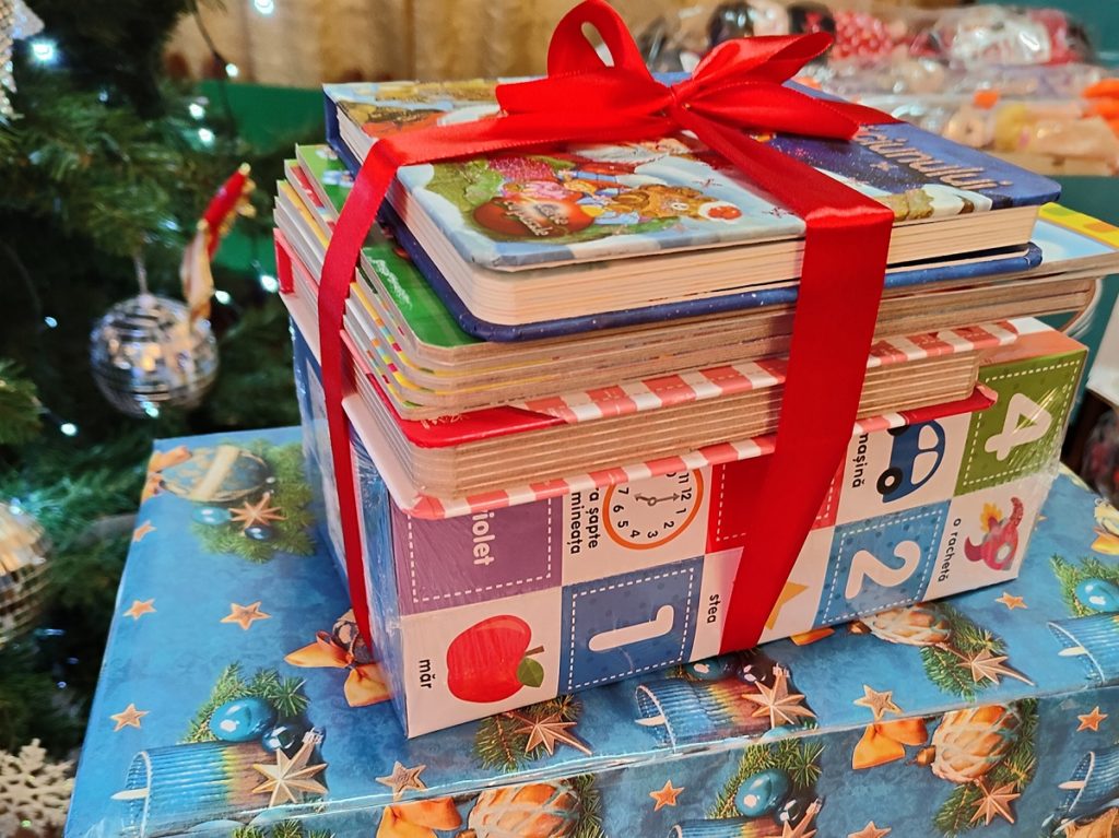 FinComBank: Campania „Dăruiește magia de Crăciun” a adus daruri copiilor din Centrul de Plasament din mun. Bălți