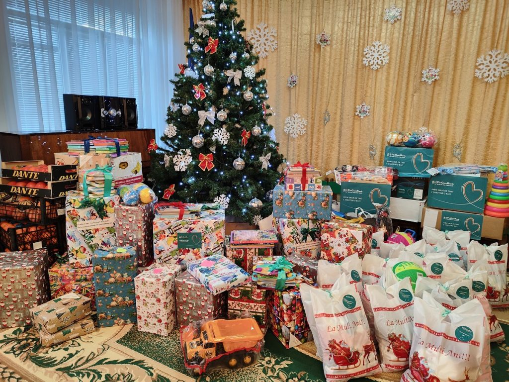 FinComBank: Кампания «Подари волшебство Рождества» принесла подарки детям из центра размещения в мун. Бельцы