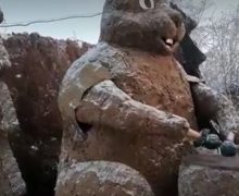 (ВИДЕО) В России скульптор слепил из навоза символ 2023 года