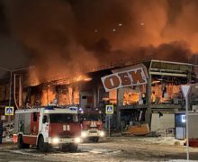 (ВИДЕО) Под Москвой загорелся торговый центр. Один человек погиб