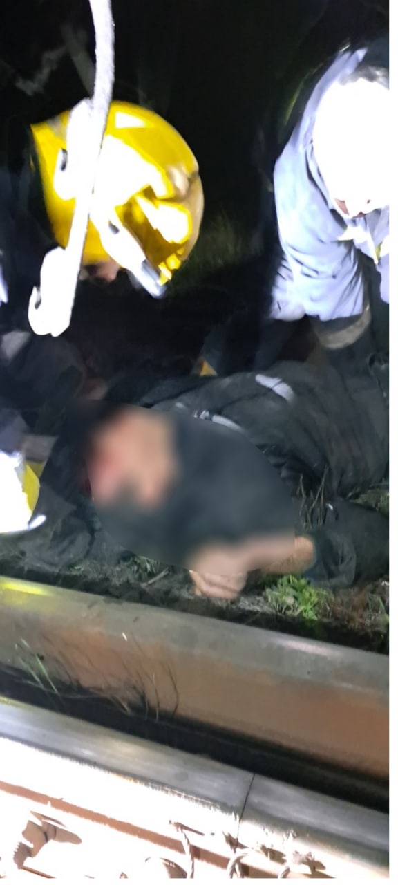 FOTO Un bărbat a fost lovit de tren, la Sângera. El a rămas blocat sub un vagon 