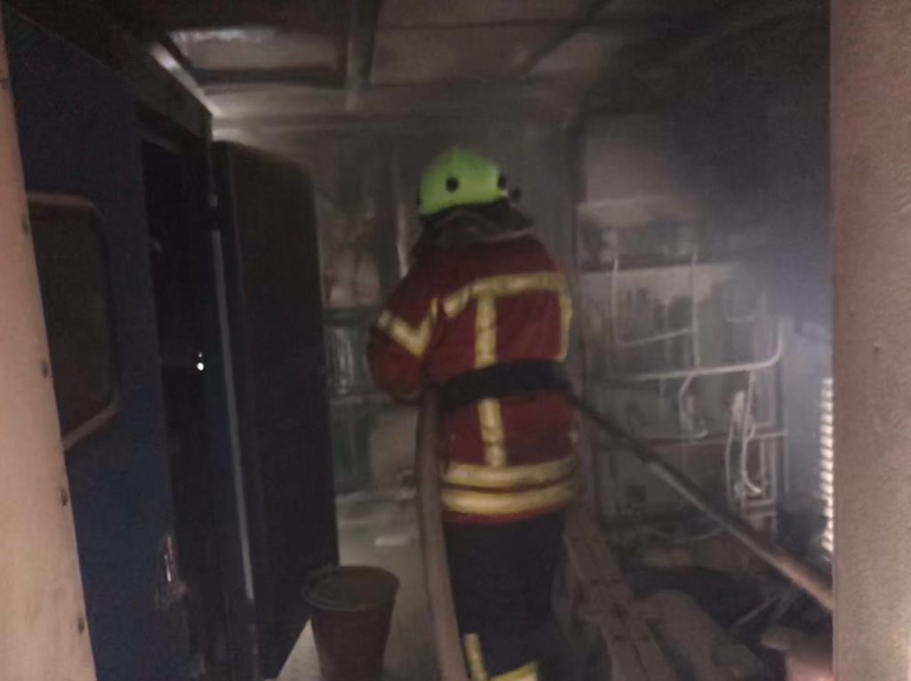 (FOTO) Trenul Chișinău-Iași a luat foc în timp ce staționa. 70 de persoane au fost evacuate