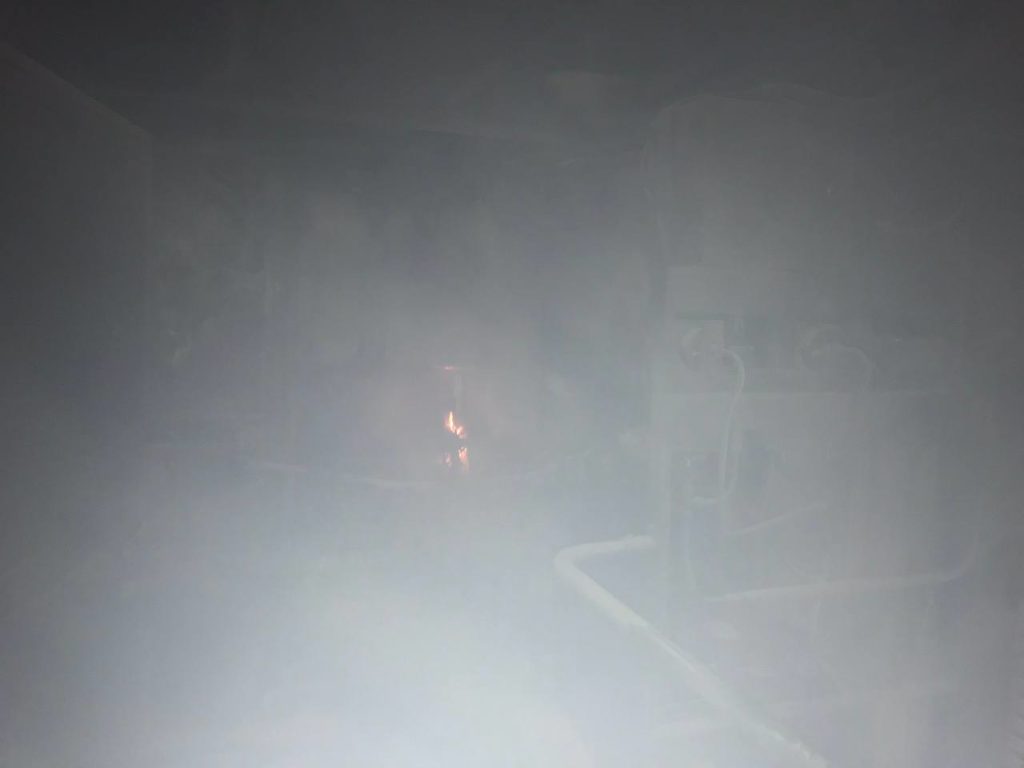 (FOTO) Trenul Chișinău-Iași a luat foc în timp ce staționa. 70 de persoane au fost evacuate