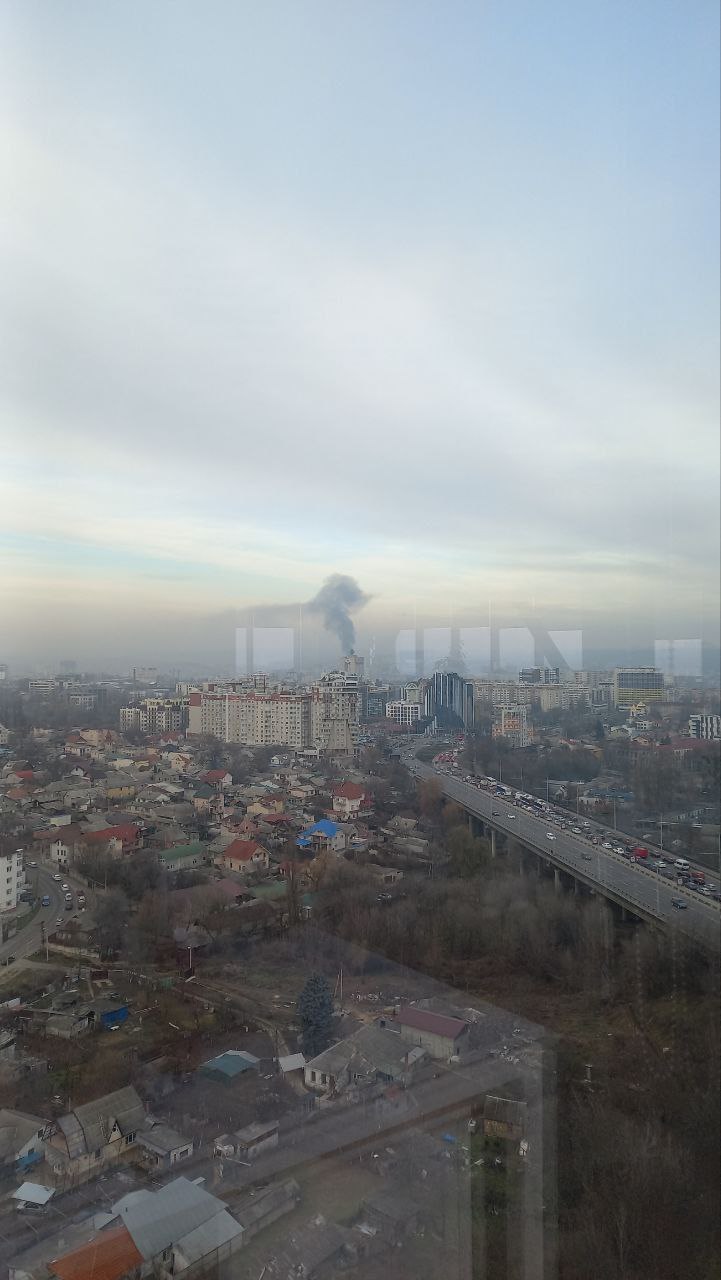 FOTO Pompierii din Chișinău, alertați: arde o casă cu două nivele și un garaj din apropiere