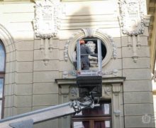 (ФОТО) В Черновцах с фасада театра убрали бюст Пушкина