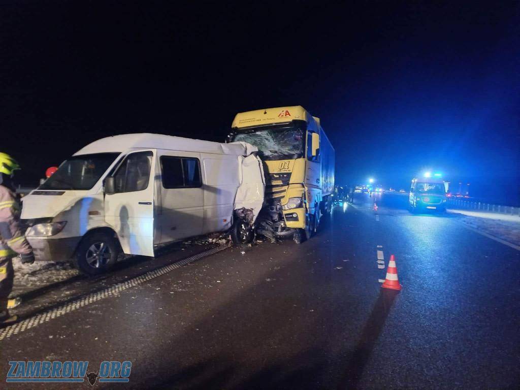(ФОТО) В Польше микроавтобус с гражданами Молдовы попал в аварию. Погибли два человека