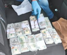 (ВИДЕО) Ввел в оборот фальшивые доллары. В Молдове задержали подозреваемого