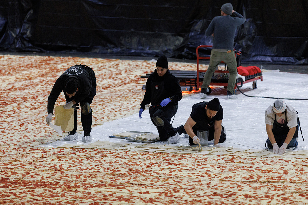 (FOTO) Cea mai mare pizza din lume a fost prezentată în Los Angeles. Câte tone de ingrediente au fost folosite?