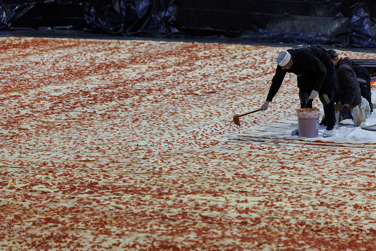 (FOTO) Cea mai mare pizza din lume a fost prezentată în Los Angeles. Câte tone de ingrediente au fost folosite?