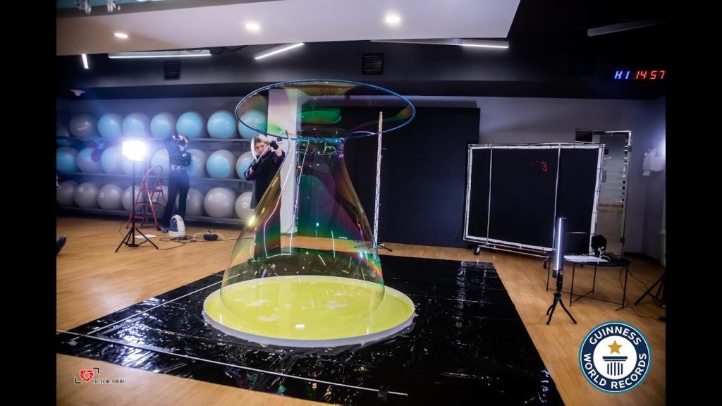 «Мы превысили рекорд почти в два раза». Артистка из Молдовы попала в Книгу рекордов Гиннесса за самый большой в мире мыльный пузырь-купол